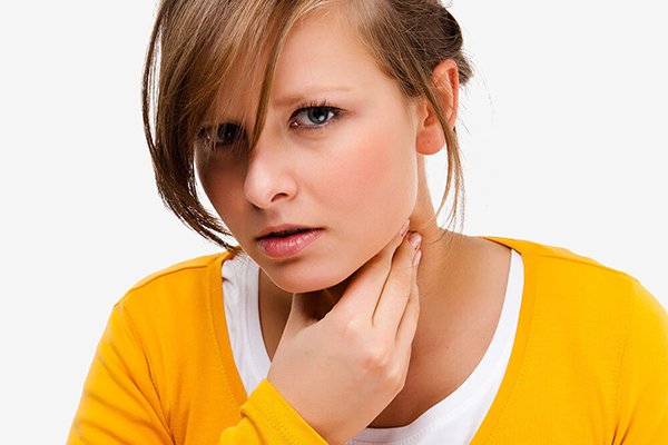 Почему перед сном и ночью першит в горле, и как от этого избавиться