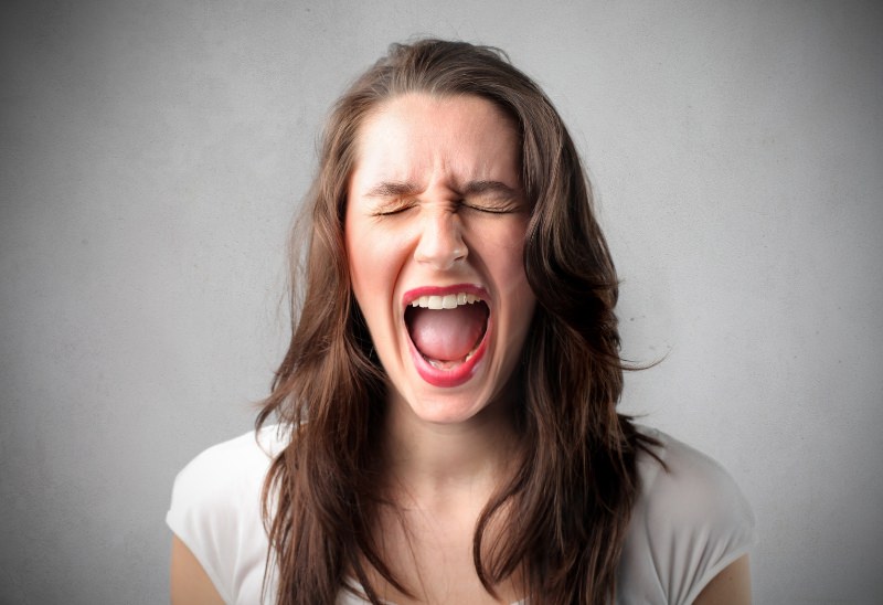 Почему может болеть горло