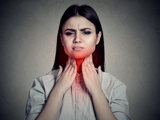 Почему даже в летнюю жару может заболеть горло?