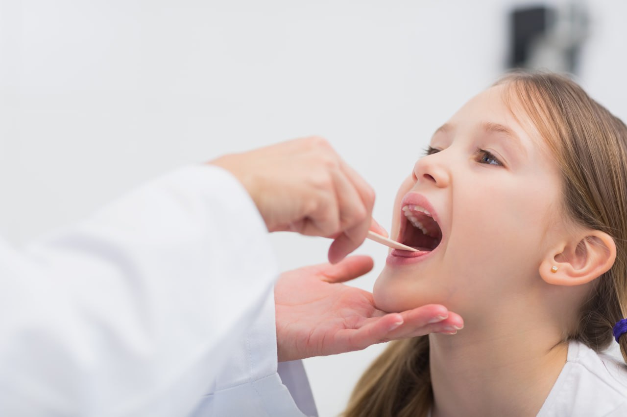 Острый ларингит у детей: симптомы, отек горла, первая помощь